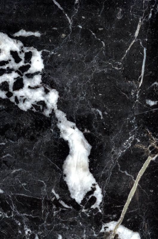 Detailaufnahme der schwarzen Marmor Tischplatte für ClassiCon Bell Coffee Table Couchtisch mit weißen Adern.